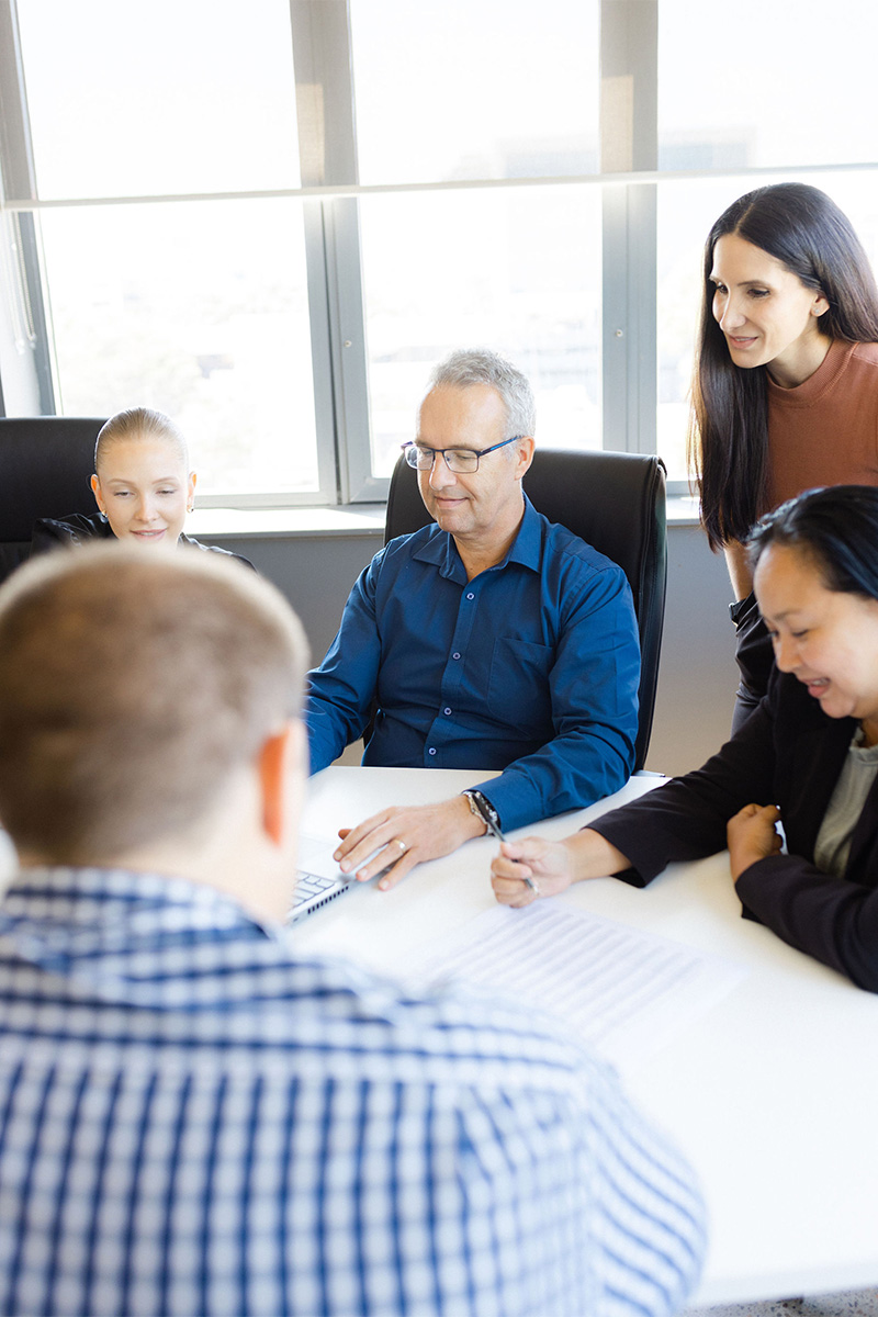 A discussion amongst businesswomen and men